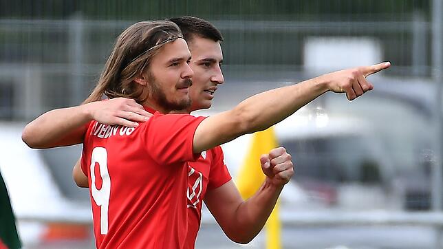 Doppelpack: Tammo Heinzler (vorn, mit Daniel Guznenko) hatte mit zwei Treffern einen wesentlichen Anteil am verdienten 3:0-Sieg des FC ...