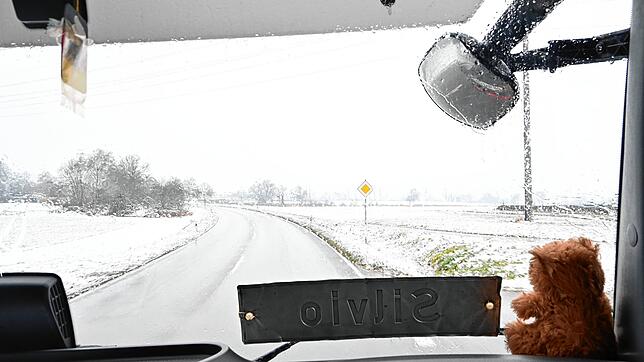 Mit dem Glücksbärchen auf der Fahrt durch den Winter.