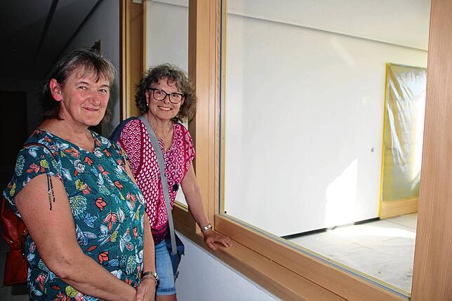 Marlies Schraff und Sigrid Gabele am neuen Info-Point.