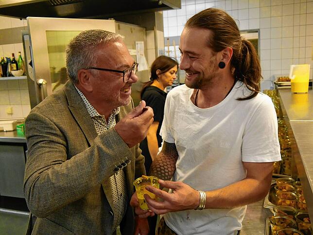 Verstehen sich gut in der Küche: SÜDKURIER-Abonnent Hans-Peter Lehmann (links) und Küchenmeister Sebastian Kopitzki.