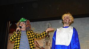 Der Mählsuppechasper Yannic Frey mit Astrid Brand vom Amateurtheater Lüüchte, die Yannic zu einer neuen Frisur verhalf.