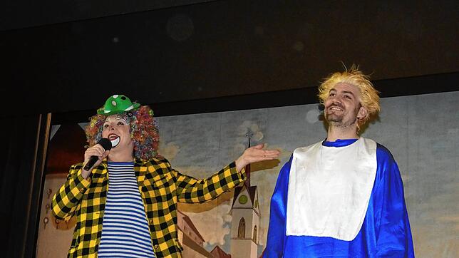 Der Mählsuppechasper Yannic Frey mit Astrid Brand vom Amateurtheater Lüüchte, die Yannic zu einer neuen Frisur verhalf.