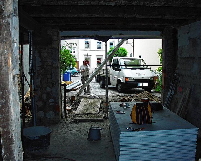 Der Blick zum Hinterhof &ndash; im wahrsten Sinne des Wortes ein Durchblick. Teilweise waren vorne und hinten die Fronten offen.
