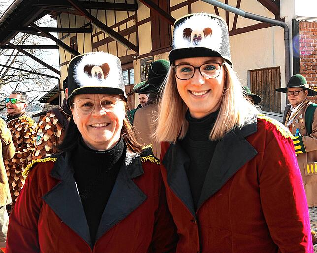 Heike Schorpp und Verena Fischer trainieren die Bitzenhofer Prinzengarde.