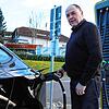 Der Überlinger Georg Amm fährt seit mehreren Jahren gern elektrisch, obwohl er manchmal auf eine freie Schnellladesäule warten muss.