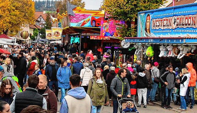 Ein Durchkommen war gestern Nachmittag in der Kilbigstraße vom Stadttor bis zum Vergnügungspark nicht einfach. Viele Besucher schlendern ...