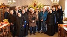 Sänger des Männergesangvereins Frohsinn Ofteringen zusammen mit Pfarrer Karl Boll, Priorin Daniela sowie den Mitschwestern Klara, ...