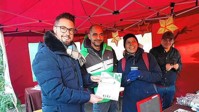 Erneut großer Zuspruch zur Baumpflanzaktion beim letzten Adventsdörfle: Sven Flaig beim Verkauf der Patenschaftsurkunden. Foto: Gerd Jerger