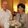 Lauchringens Bürgermeister Thomas Schäuble überreichte der scheidenden Chefärztin am Waldshuter Krankenhaus, Sun Ju Kim, Blumen und eine ...