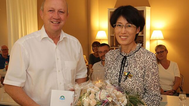 Lauchringens Bürgermeister Thomas Schäuble überreichte der scheidenden Chefärztin am Waldshuter Krankenhaus, Sun Ju Kim, Blumen und eine ...