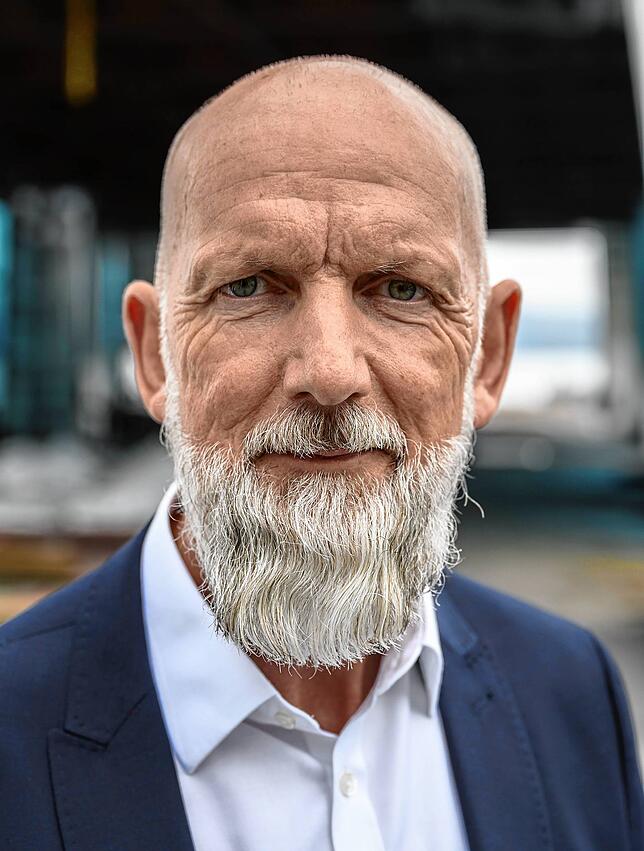 Norbert Reuter, Geschäftsführer der Stadtwerke, freut sich über die Ankunft der neuen Fähre.