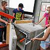 Schwitzen mit Mundschutz in der Werkstatt: Die angehenden Zimmerer (von links) Elias Scholter, Jochen Stengele, Daniel Steinhäusler und ...