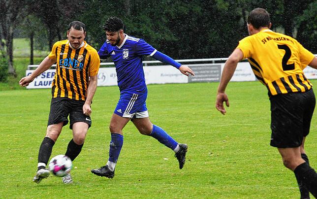 Bild 13: Favorit SV BW Murg siegt im Dauerregen gegen den SV Nöggenschwiel mit 3:1 &ndash; und wir haben die Bilder!