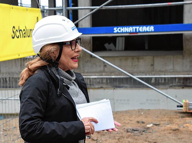 Investorin Petra Reinhard beim Richtfest des Ärztehauses