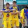 Der Trainer muss wieder aufs Parkett: Benjamin Schweda (links) harzt sich die Finger.
