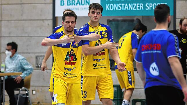 Der Trainer muss wieder aufs Parkett: Benjamin Schweda (links) harzt sich die Finger.