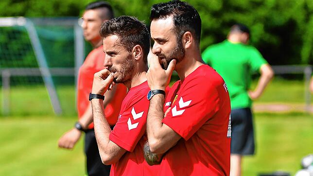 Betreten: Nach der Niederlage beim VfR Hausen wird es für den FSV Rheinfelden mit Trainer Musa Musliu (links vorn) eng im Kampf um den ...