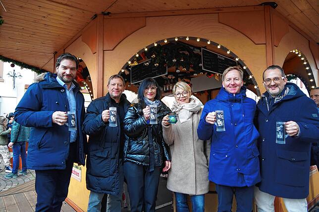 Das Wetter und die Temperaturen passten perfekt zur Eröffnung des Waldshuter Weihnachtsmarkts. Darüber freuen sich (von links) Volker ...