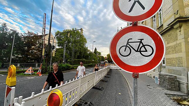 Stefanie Zentner (von links), Mohammad Hassan und Sofia Hassan kommen am Donnerstag, 21. September, an der Baustelle an der Konzilstraße ...