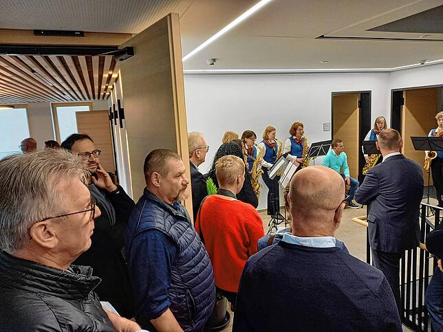 Die Saxophongruppe der Stadtkapelle unterhielt die Gäste des Festaktes zwischen den Ansprachen. Das zerklüftete Foyer versperrte dabei ...