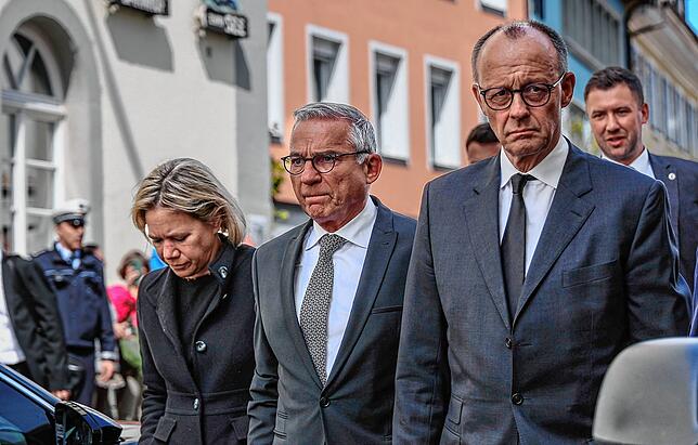 Friedrich Merz in Radolfzell bei der Trauerfeier für Hans-Peter Repnik mit Thomas Strobl und dessen Frau Christine.