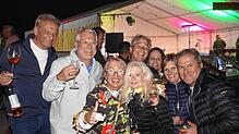 Bild : Fröhlicher Start: Weinfest in Bermatingen begeistert gleich zum Auftakt