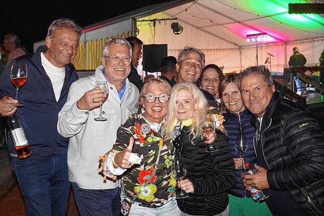 Bild 1: Gute Stimmung beim Auftakt des Weinfests in Bermatingen