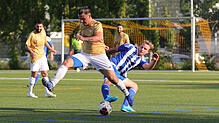 Der TSV Konstanz (Domenik Konaj, vorne) steigt in die Fußball-Bezirksliga auf. Er hat den TuS Immenstaad (Mario Riegger, rechts) am ...