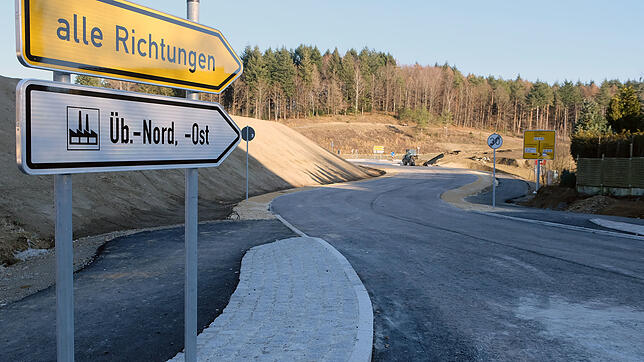 Die neue Beschilderung am Anschluss Burgberg an die B&nbsp;31 konnte im alten Jahr zwar noch angebracht werden, aber für den letzten ...