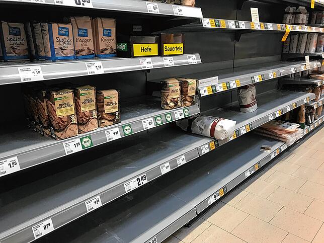 Diesen Anblick hat man derzeit häufig in den Supermärkten der Region. Hamsterkäufe seien nicht zielführend, betonen die Verantwortlichen ...