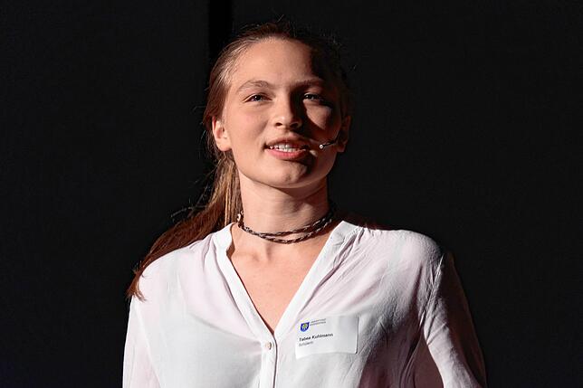 Tabea Kuhlmann beim Poetry-Slam auf dem ersten Schülerklimagipfel im Graf-Zeppelin-Haus.