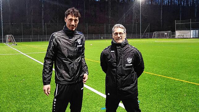 Torsten Ruddies (links) mit Vater Joachim, hier noch Trainer des SV Denkingen. Beide Trainer sind mit ihren Teams beim Turnier des FV ...