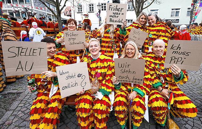 Bild 5: Narrenbaumstellen auf dem Radolfzeller Marktplatz