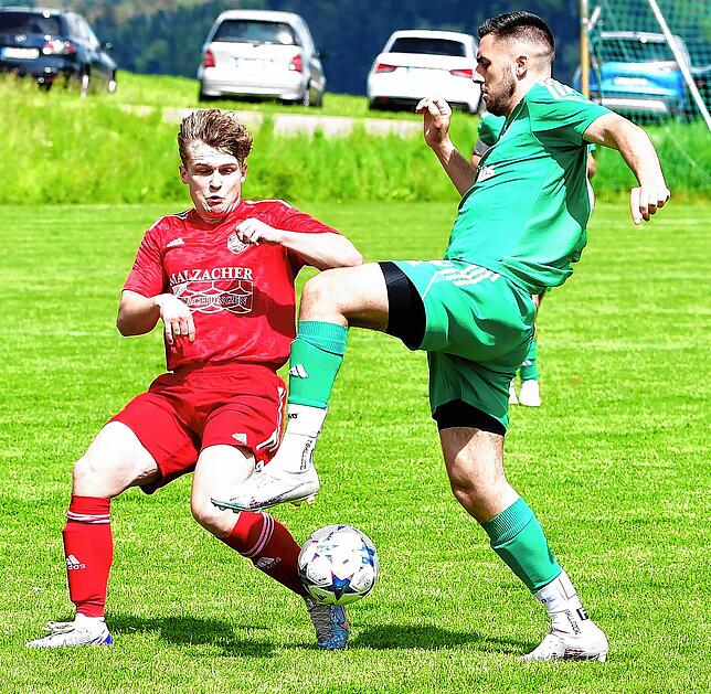 Gestern Gegner, heute Teamkollegen: Dennis Matt (links) kam vom FC Dachsberg und spielt künftig beim Neuling SV Waldhaus mit Leandro ...