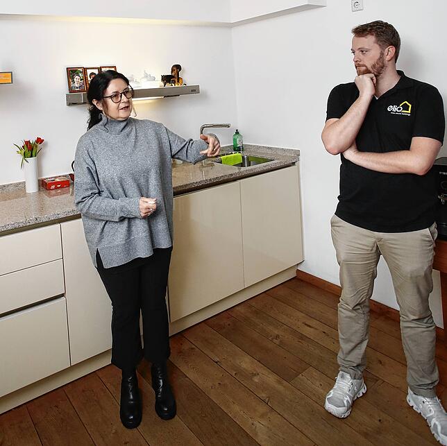 Nur wenn jemand im Raum ist, schaltet sich die Infrarotheizung an der Decke ein, berichten Maria Ruf-Fritz und Berater und Planer Dirk ...