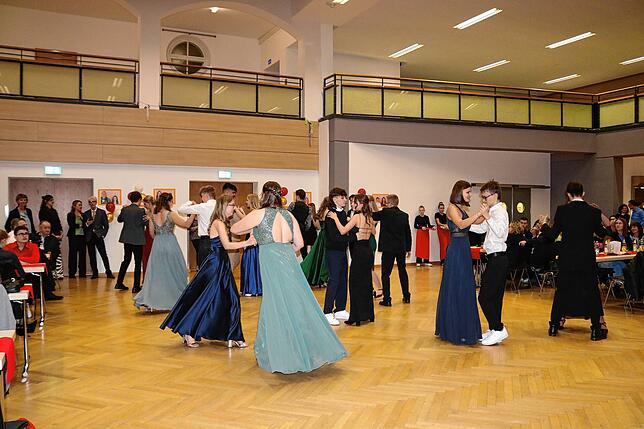 Gleich sechs Standarttänze lernten die Tanzschüler in der Tanz-AG- Getanzt wurde in unterschiedlichen Gruppen