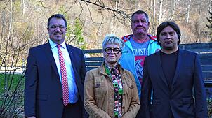 Bürgermeister Marcel Schneider, Kioskbetreiberin Sabine Keuneke-Grötz, Bauhofleiter Siegfried Opfer und der neue Betreiber des Freibades ...