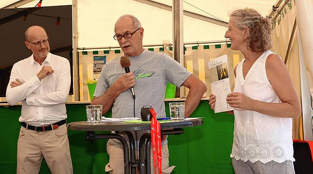 Bernhard Uhl überbringt die Glückwünsche aller Unterkirnacher Vereine zum Jubiläum des Tennisclubs.