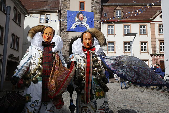 Allen voran zeigt der Narro beim Mäschgerelauf den Narrosprung.