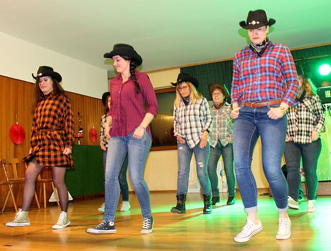 Beim Linedance der Mountain Spirit Dancer saß jeder Schritt.