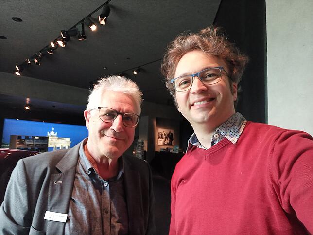 Thomas Warndorf (links) und der Singener SÜDKURIER-Redaktionsleiter Stephan Freißmann beim Interview im Museum Art and Cars (MAC) in Singen.
