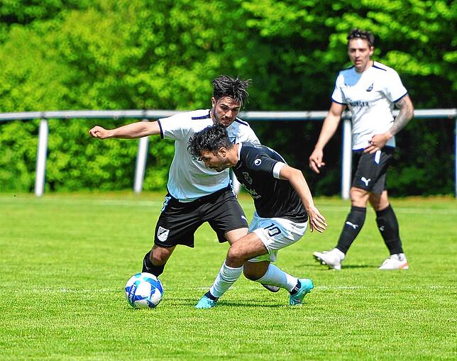 Farin Wehrle versucht sich den Ball an Cihan Turan vorbeizulegen.