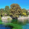 Diese Insel, die der Stadt Konstanz vorgelagert ist, hat eine reiche Historie. Hier gehen Hotelgäste ein und aus, und doch gibt es viele ...