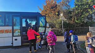 Bisher hat die Gemeinde die Busfahrten zum Kindergarten bezahlt. Ab Januar werden die Eltern mit 10 Euro pro Monat beteiligt. Im Bild ...