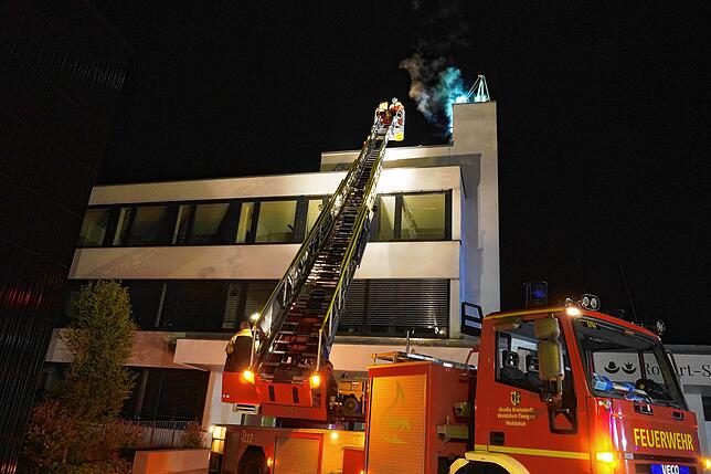Vor der Realschule steht das Drehleiterfahrzeug der Feuerwehr.