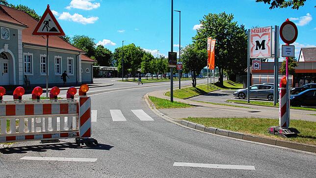 Die Durchfahrt beim Bahnhofskreisel war mit Ausnahme des Buslinienverkehrs im vergangenen Sommer gesperrt. Archivbild: Siegfried Volk