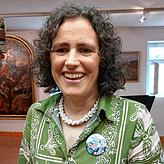 Maren Ott, Sachgebietsleitung Tourismus, Kultur und Sport mit den aktuellen Buttons zum Straßenmusiksonntag.