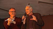 Spannend: Zauberer Thomas Vité (rechts) mit Besucher Matthias. Bild: Petra Wunderle