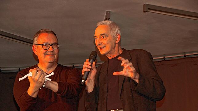 Spannend: Zauberer Thomas Vité (rechts) mit Besucher Matthias. Bild: Petra Wunderle