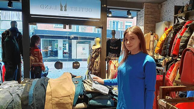 Özge Yüksel betreibt seit fünf Monaten das Modegeschäft Outlet Land Bodensee in der Karlstraße 30. Gegenüber, in der Karlstraße 39, wird ...
